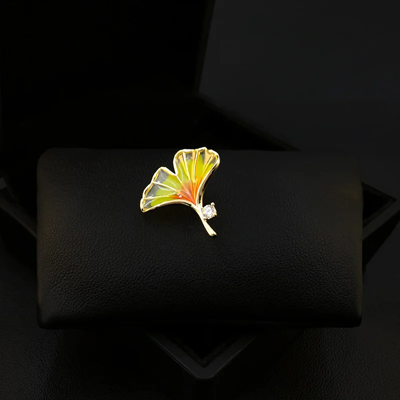 Small Exquisite Ginkgo Leaf Brooch High-End Women's Suit Corsage Collar Anti-Exposure Cardigan Buckle Lapel Pin Ornament Jewelry