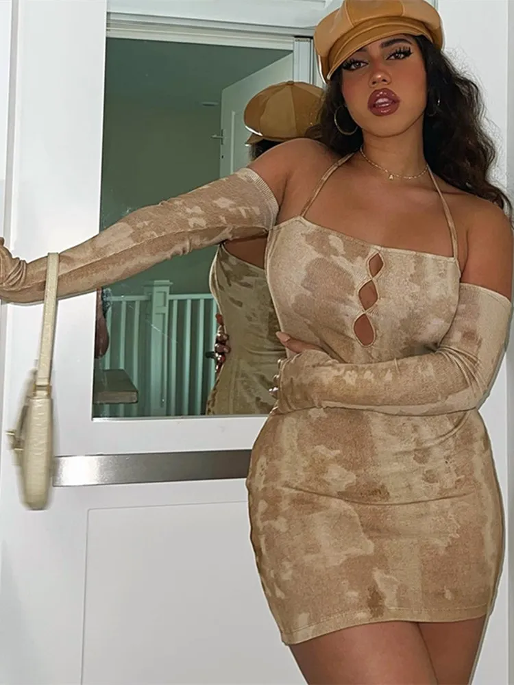 

Мини-платье с длинным рукавом, открытыми плечами и лямкой на шее