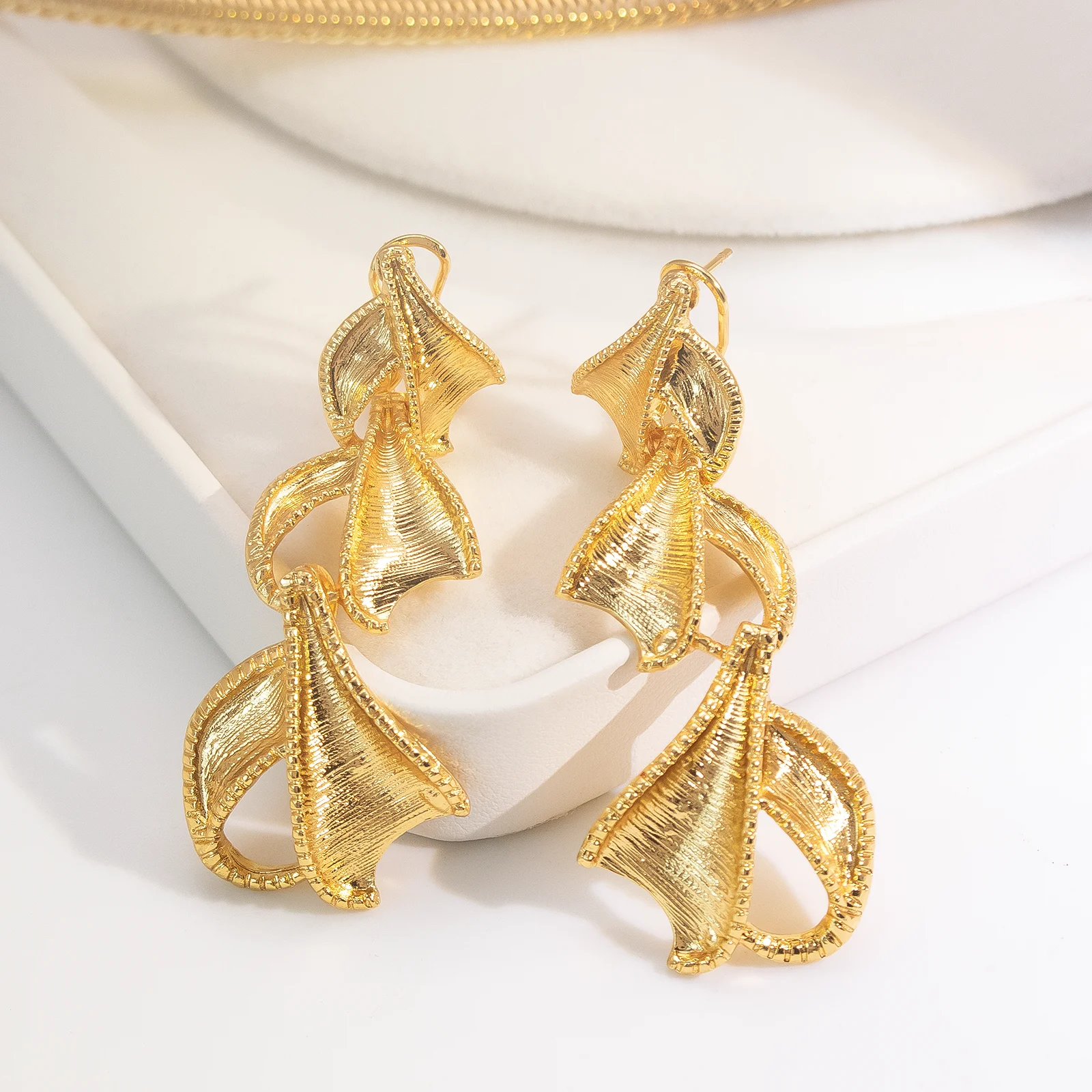 YTJX 2025 Trendy Neue Chic Drei Ton Piercing Ohrringe Romantische Bogen Knoten Stud Ohrringe Für Frauen Partei Schmuck Geschenk Weihnachten – Detail 5