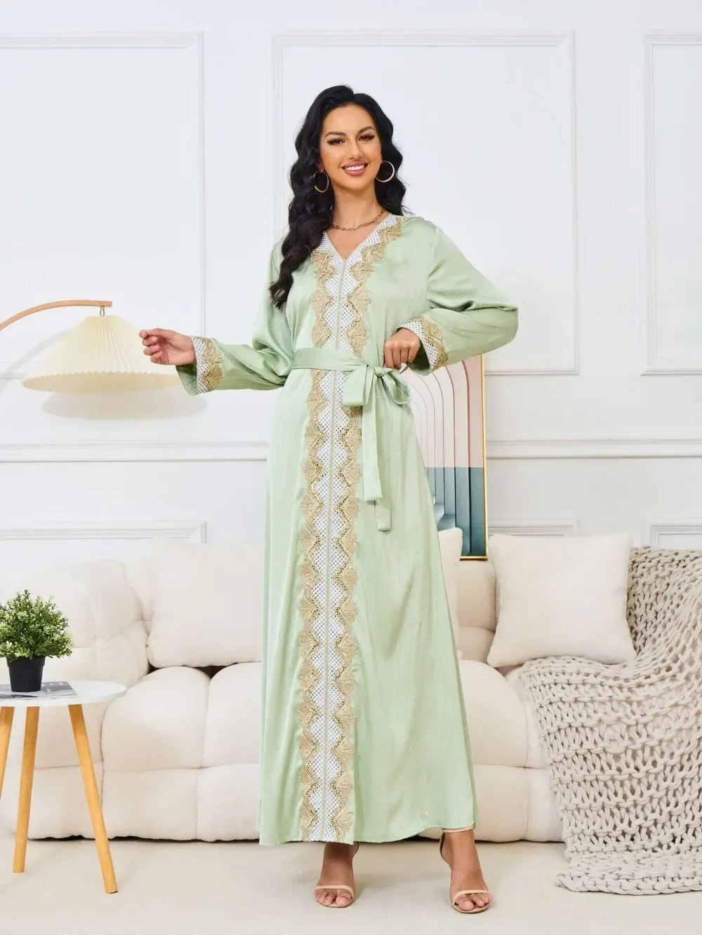 جلابية أخضر نعناعي طويلة بتفاصيل تطريز أمامية