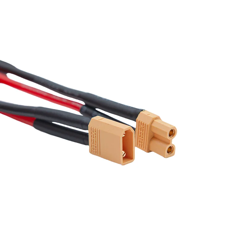 Gros plan sur un connecteur XT30 mâle avec son logement en plastique noir