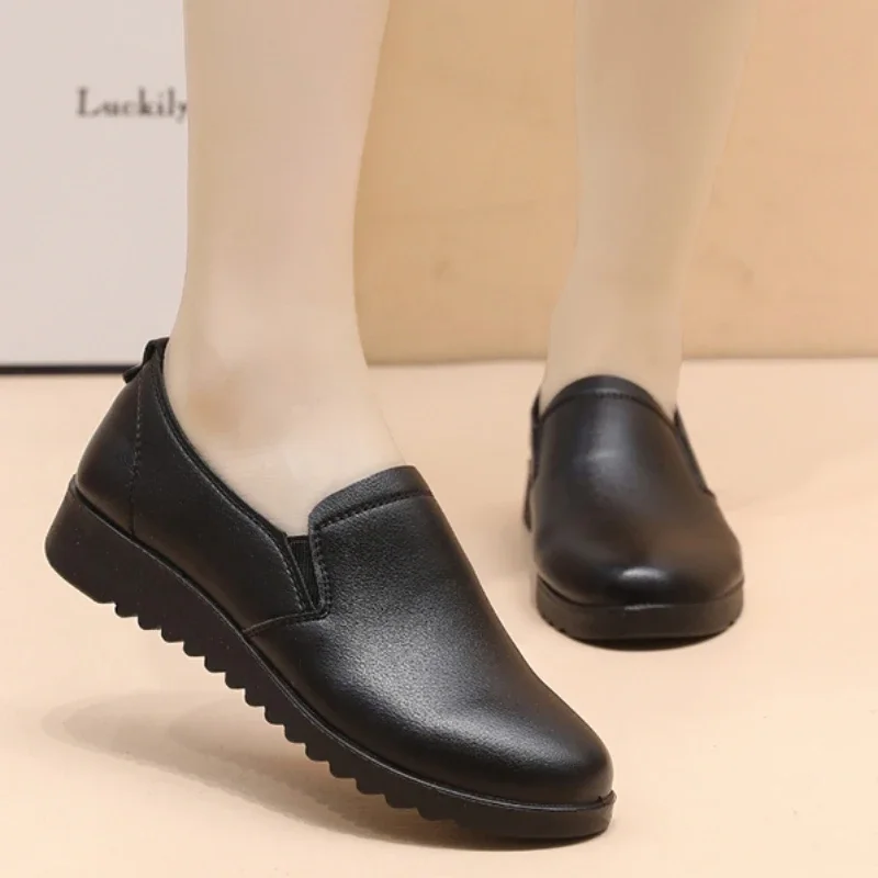 New Spring Soft Soled Loafers Black Leather Shoes Anti-Slip Casual Shoes Women's Comfortable Work Shoes Flats Sneakers