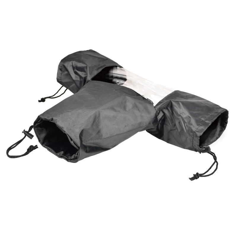 Protection imperméable 22cm pour appareil photo, enroulée et rangée dans un petit sachet, prête à l'emploi en cas d'averse.