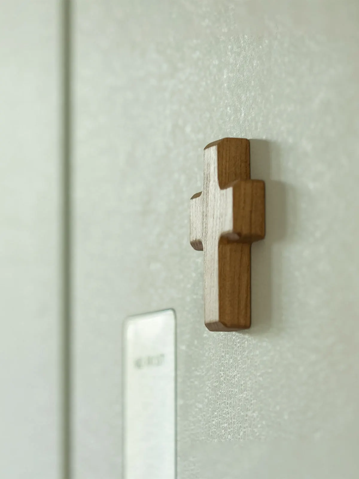 Christliches Kreuz aus Kirschholz, 60 x 45 mm, magnetischer Kühlschrank, Dekor, Jesus Christus, Heimdekoration, Holzkreuz, Geschenk – Detail 2