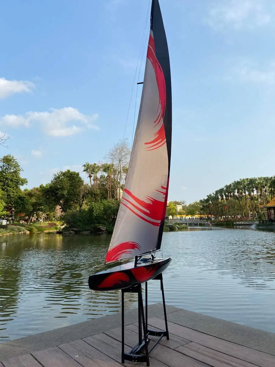 Voilier télécommandé géant 213cm 2.4G vu de côté, montrant sa coque rouge et ses voiles.