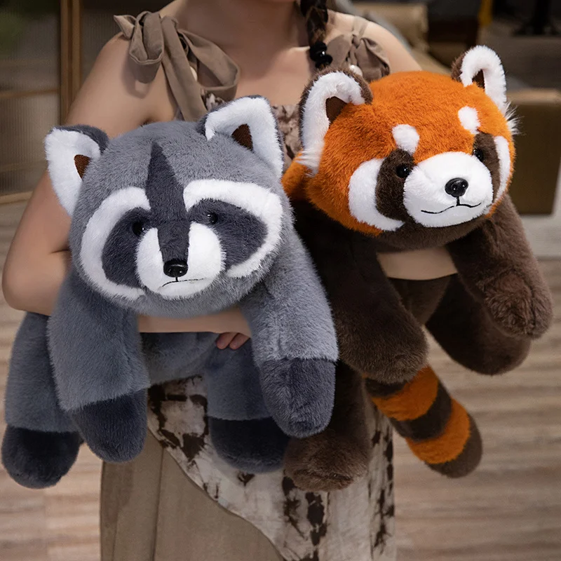 Peluche morbido a forma di panda rosso - Gage Beasley Peluche morbido a forma di panda rosso - Gage Beasley