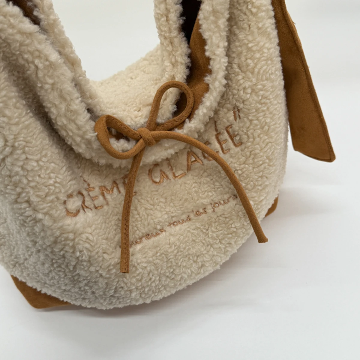 Autumn and Winter New Lamb Wool Tote Bag, Relaxed Plush Shoulder Bag, Large Capacity Furry Crossbody Bag for College Students and High School Students