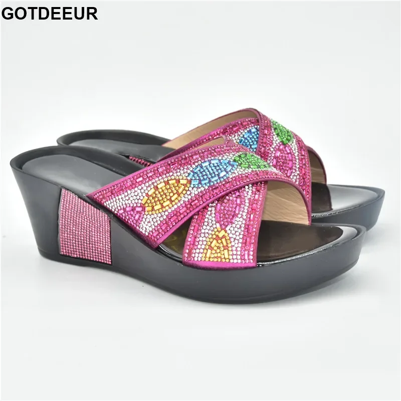 

Женские босоножки, новые женские Босоножки на каблуке, милые женские туфли-лодочки, украшенные искусственной платформой, туфли на танкетке, Свадебная обувь для невесты