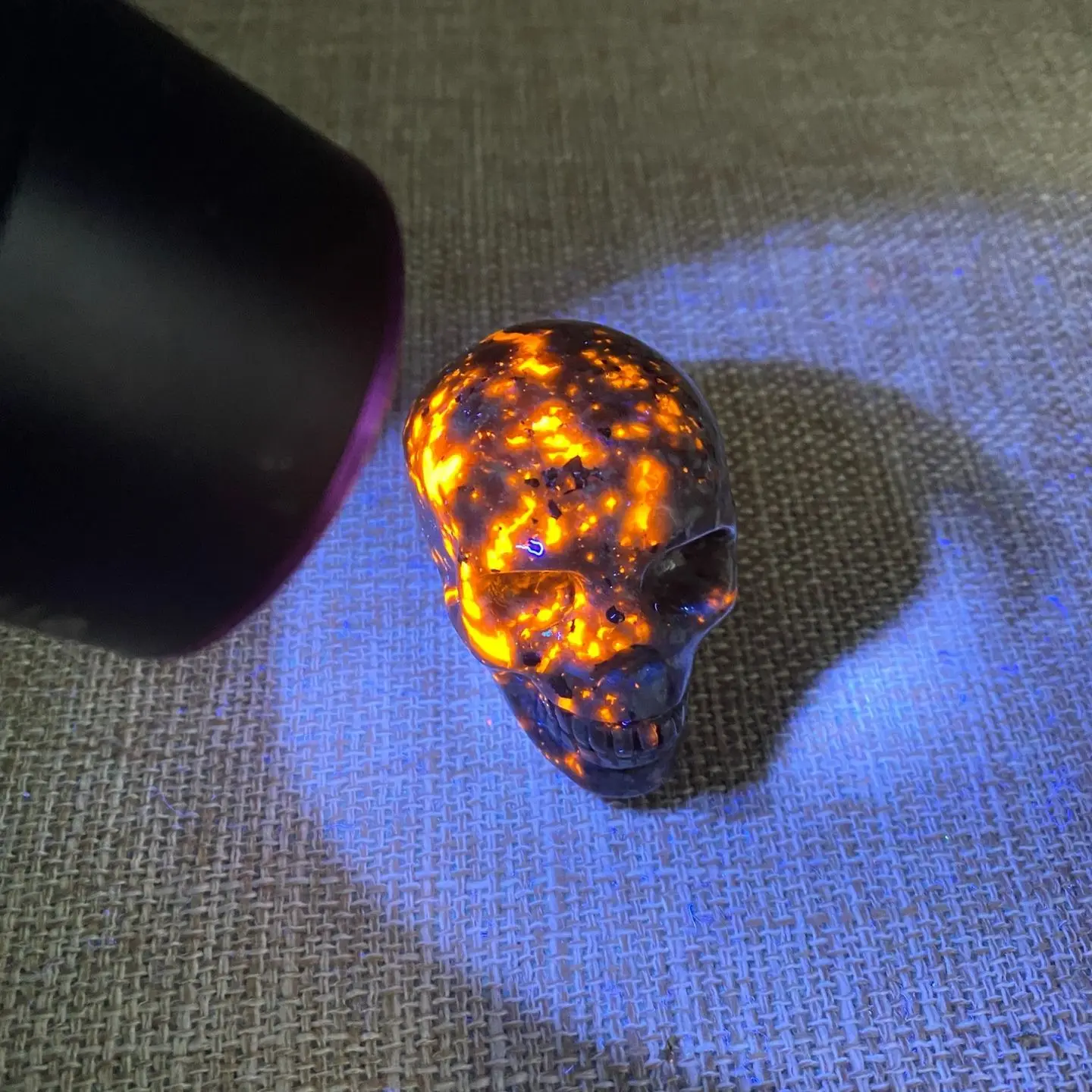 

Natural Quartz Minerals Flame Stone Magic Carving Skulls Syenite Clasts Sodalite Ultraviolet Yooperlite Rocks 1PCS