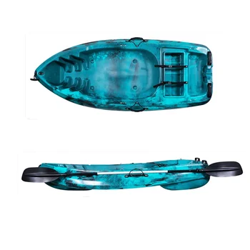Piccolo motoscafo kayak da pesca monoposto, leggero e stabile, adatto per laghi, fiumi e acque marine.