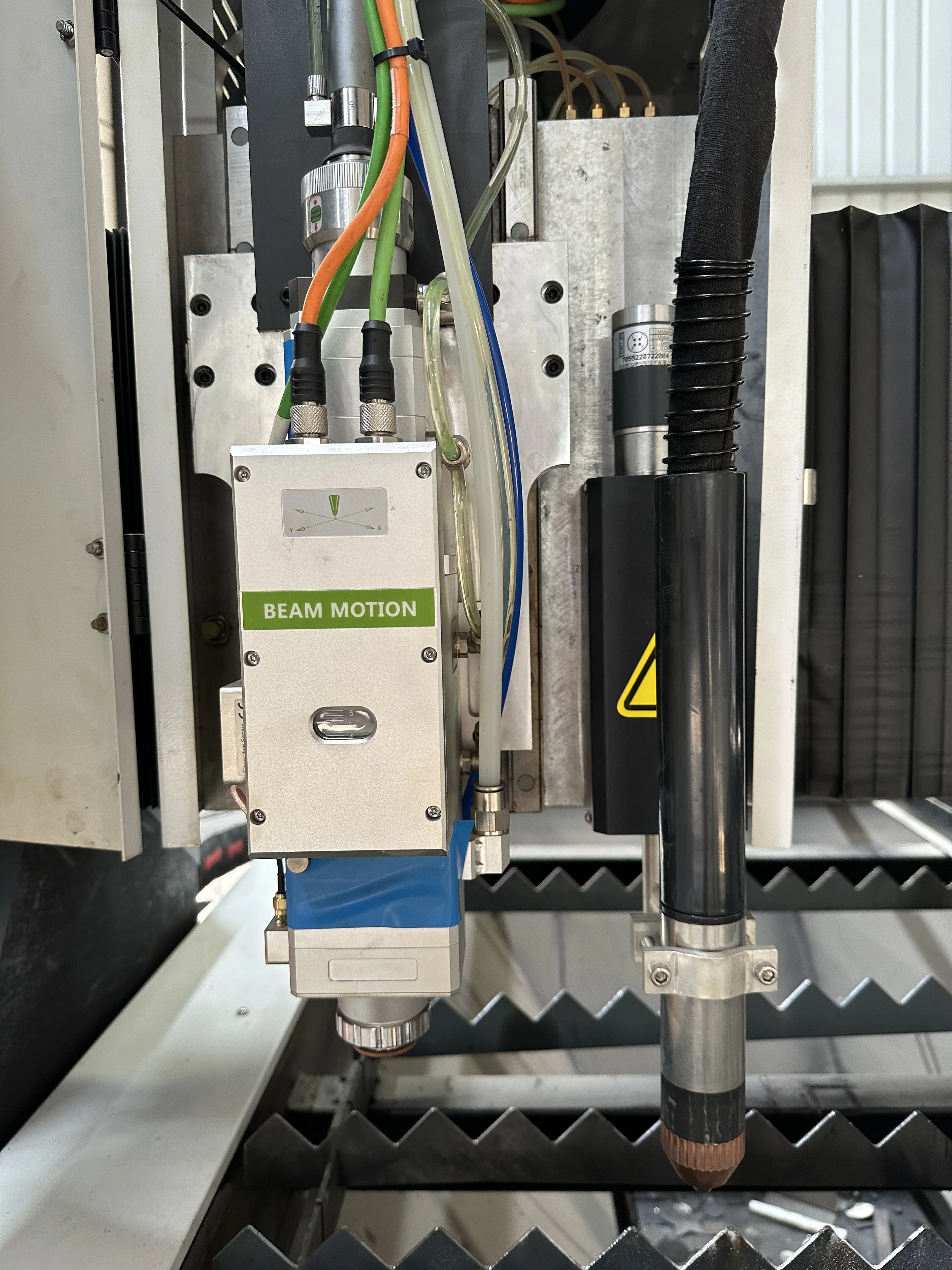One machine with two heads plasma and fiber machine cut metal from 0.5 to 45mm 6