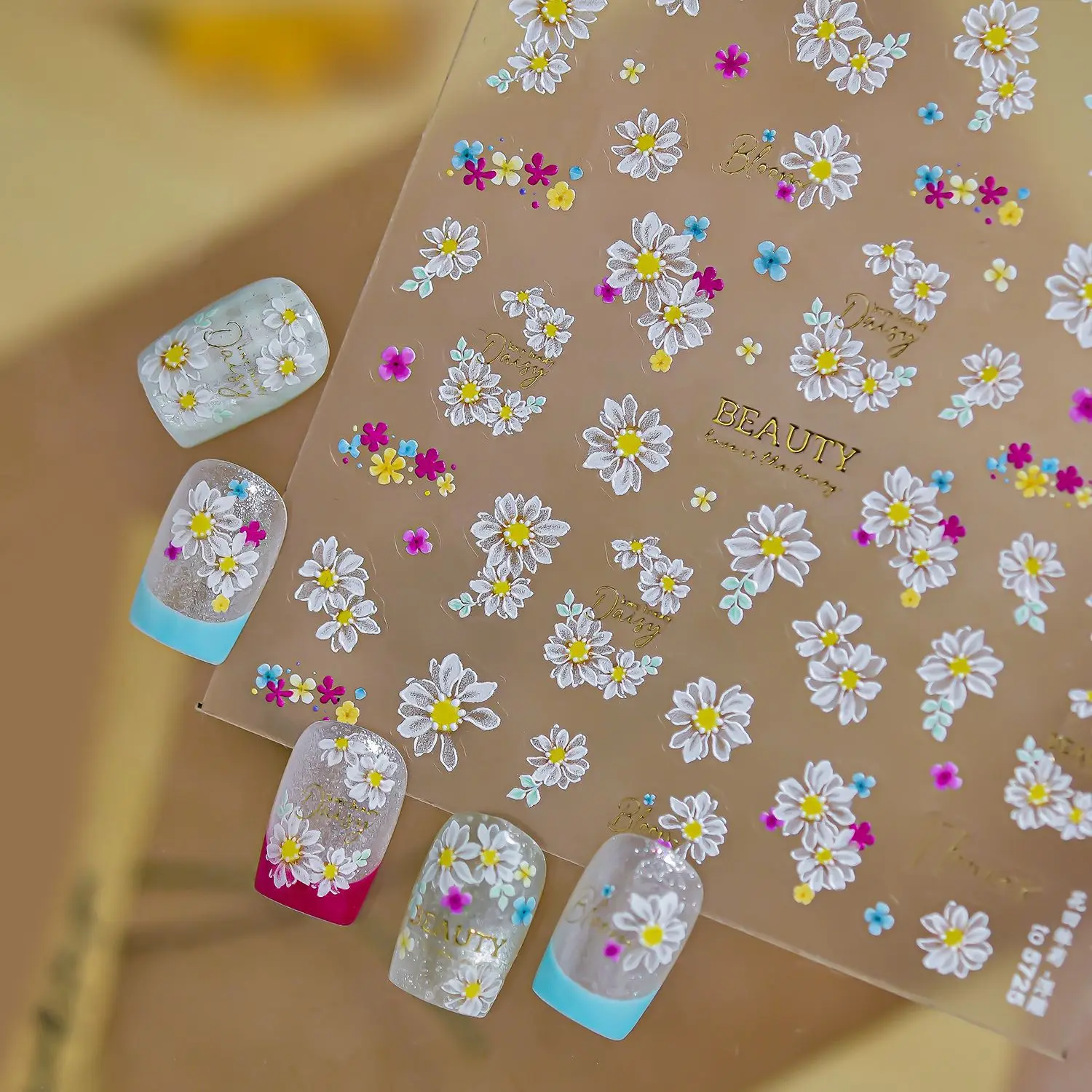 5D 꽃 네일 스티커 다채로운 데이지 꽃 금색 글자 패턴 자체 접착식 봄 네일 아트 용품 DIY 매니큐어에 적합