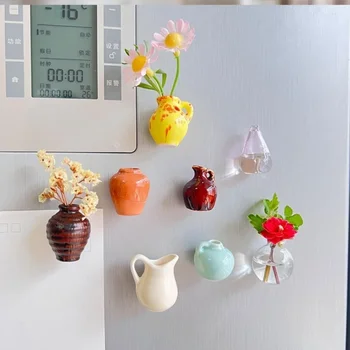 8 mini imanes de nevera con forma de jarrón de cerámica. Ideales para manualidades. Incluyen pegatinas con mensajes y diseños de flores y plantas para decorar la cocina.