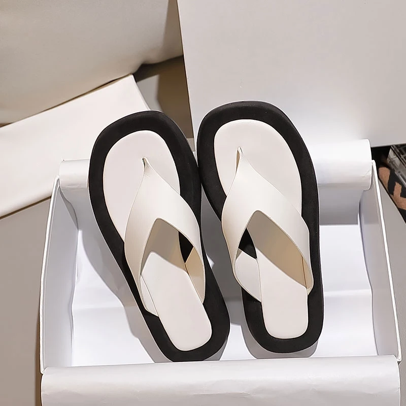 Thick soled slippers for women's summer outerwear color blocking toe clip flip flops 2024 new versatile anti slip beach sandals