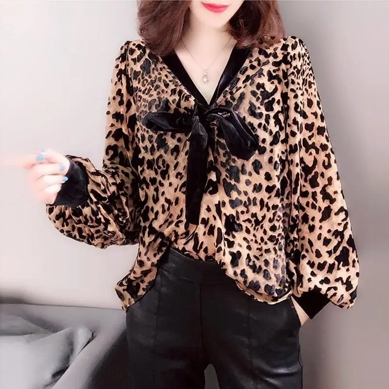 Top in chiffon leopardato T-shirt primavera autunno allentate con scollo a V T-shirt oversize moda patchwork fiocco camicie larghe abbigliamento donna Top Tee 2