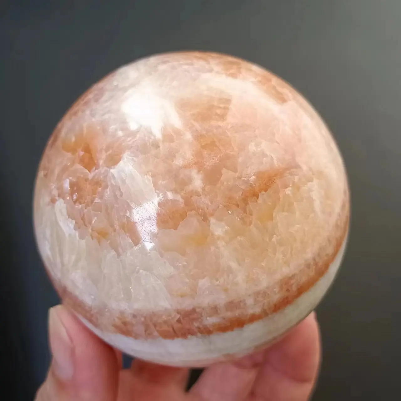Natürlich geformt, Traumkugel mit roter Linie, Erzkugel aus Quarzkristall, Mineral, Reiki, Heilung, Entmagnetisierungskugel – Detail 4