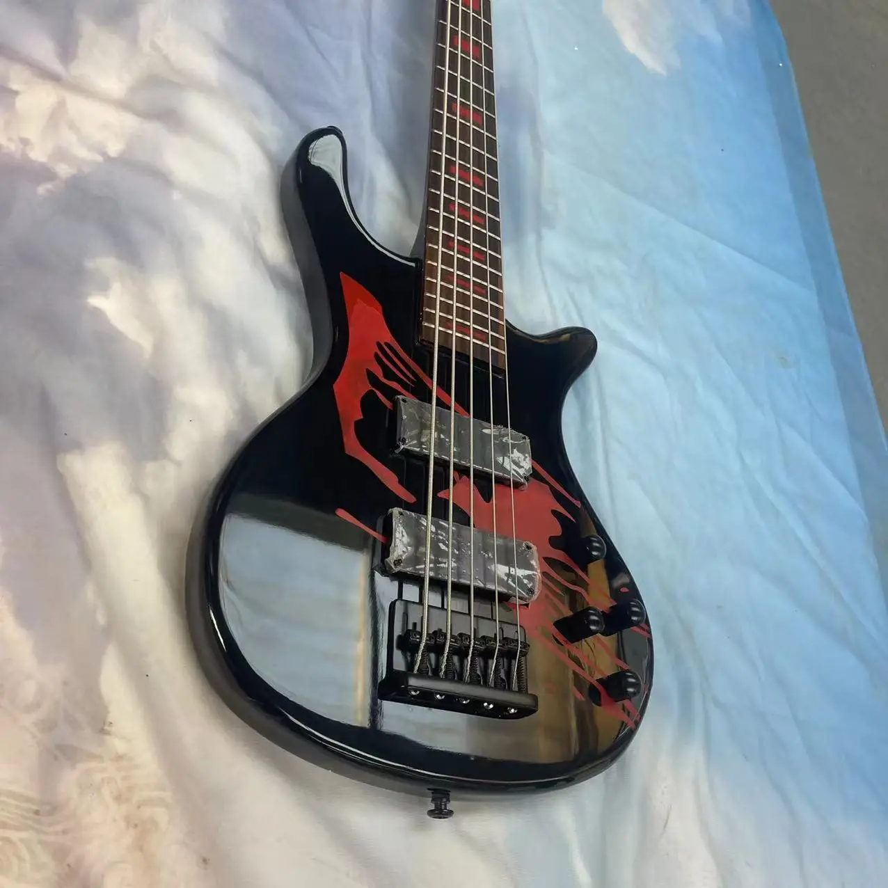 

5-string electric bass integrated electric bass, black body with red pattern, high gloss, rose wood fingerboard, maple wood trac