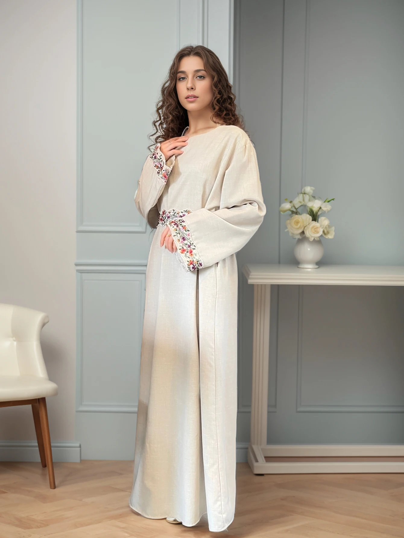 عباية كتانية مريحة: عباية كتان مطرزة لأناقة جهد