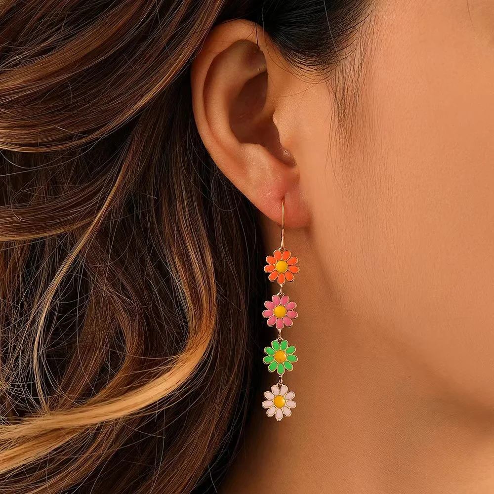 

2023 NEW Fashion Creative Small Daisy Dangle Silver Color Pendant Earrings for Women Girls Party Chic Dripping Oil Studs Jewelry