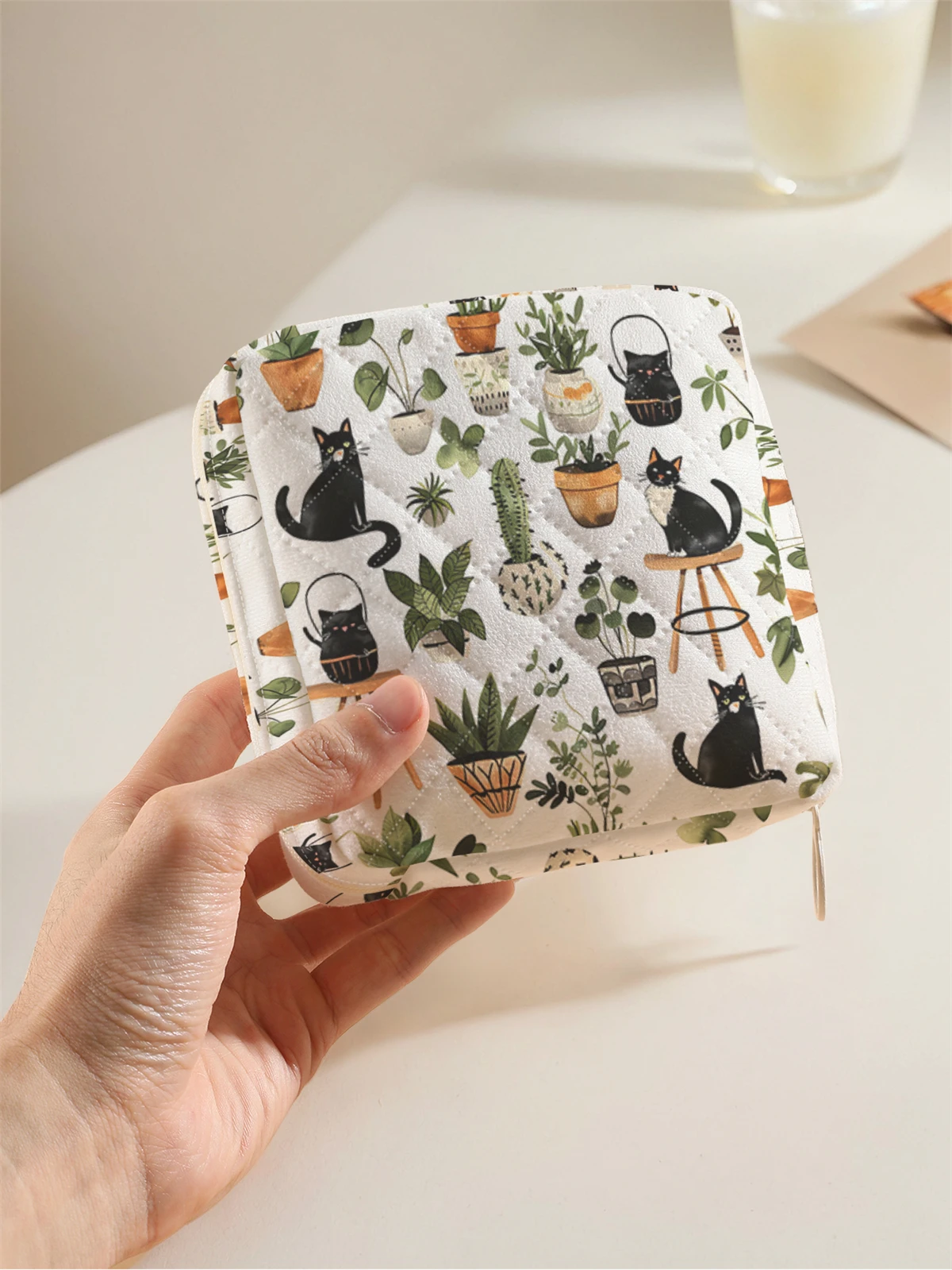 1 portable sanitary napkin storage bag, made of seaweed turtle pattern and diamond mesh material, lightweight women's tissue bag