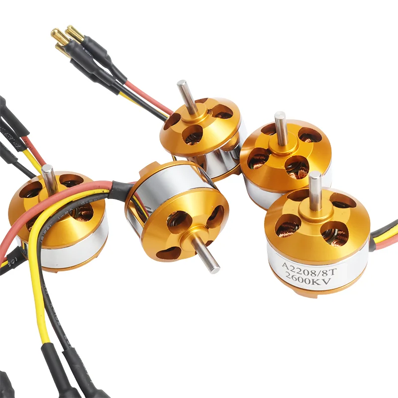Moteur Brushless 2208 pour drone FPV micro monté sur un bras de drone, illustrant sa légèreté et sa compatibilité.