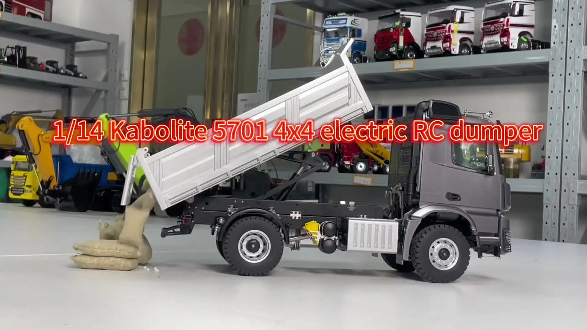 Kabolite 1/14 5701 Camion Ribaltabile RC 4x4 Scala 1/14, Con Trasmissione A 2 Velocità, Luci E Suoni. Batteria E Telecomando Inclusi, Pronto All'uso. Dimensioni 54,5 X 20,8 X 27,3 Cm. Colore Grigio.