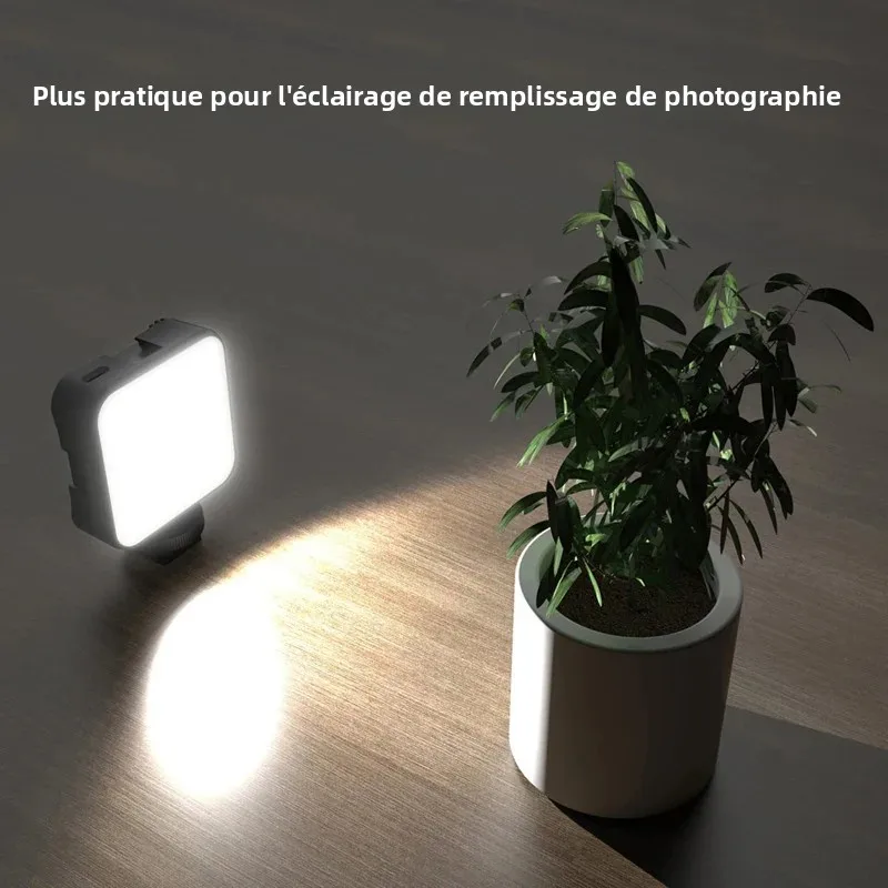 Gros plan sur la lampe LED rechargeable pour action cam et appareil photo affichant ses 49 perles LED et son interrupteur à trois niveaux.