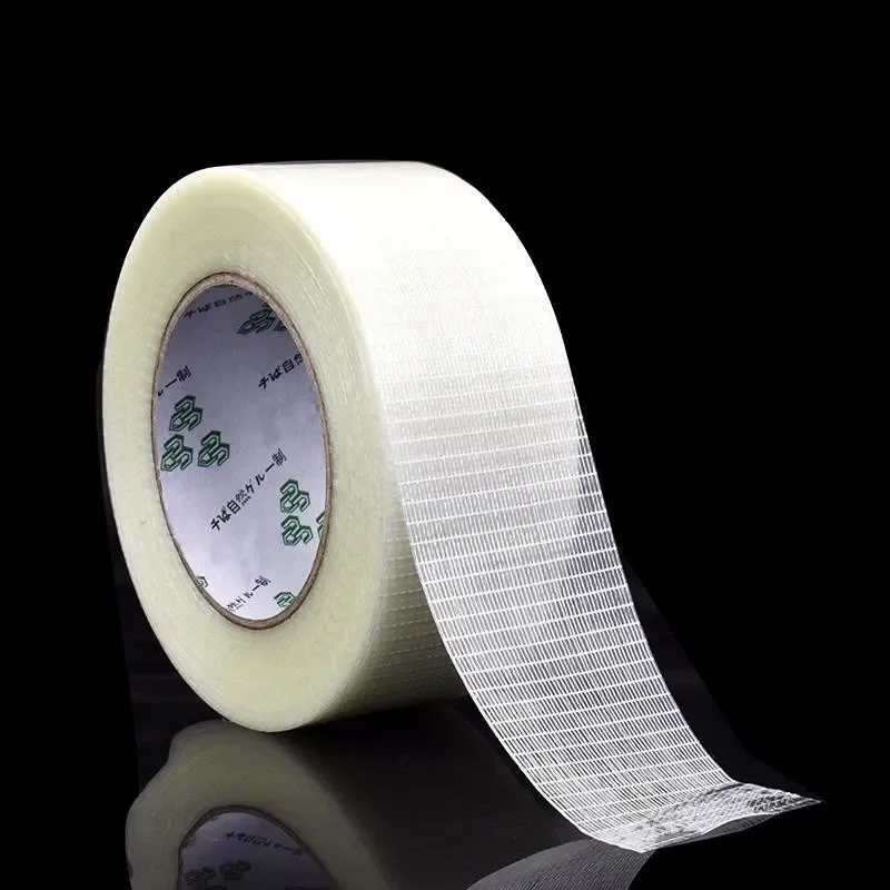 Ruban adhésif double face 25 mètres utilisé pour coller deux morceaux de bois, idéal en bricolage.