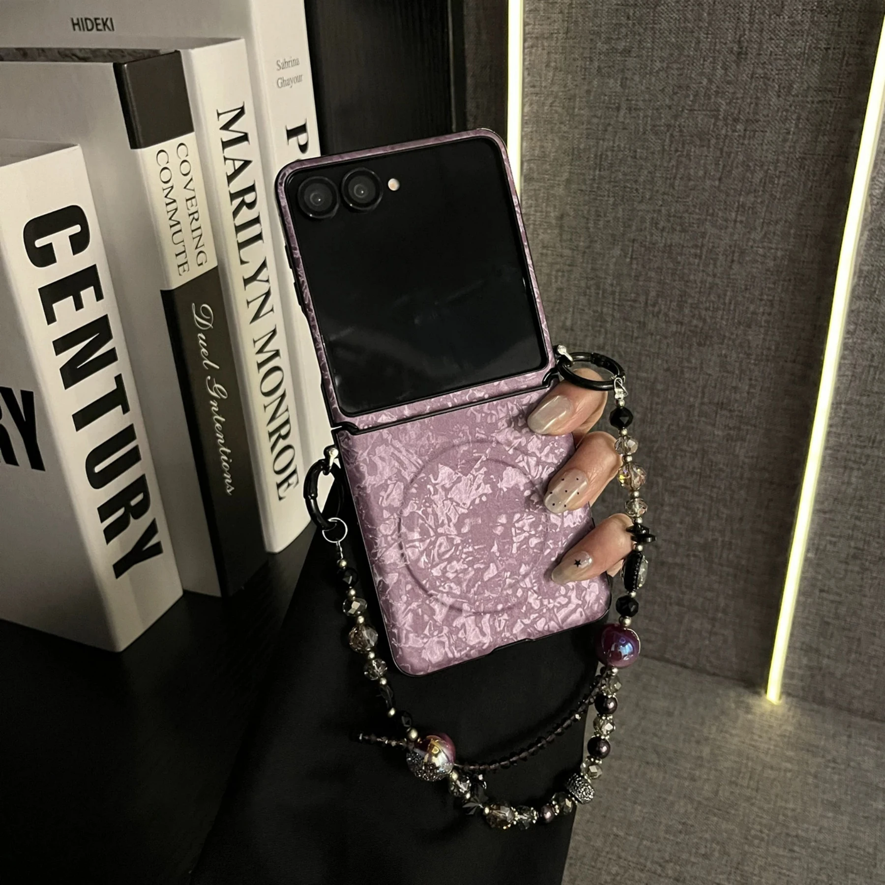 Retro Luxury Magnetic Shell Pattern Case with Beaded Bracelet Chain Back Cover