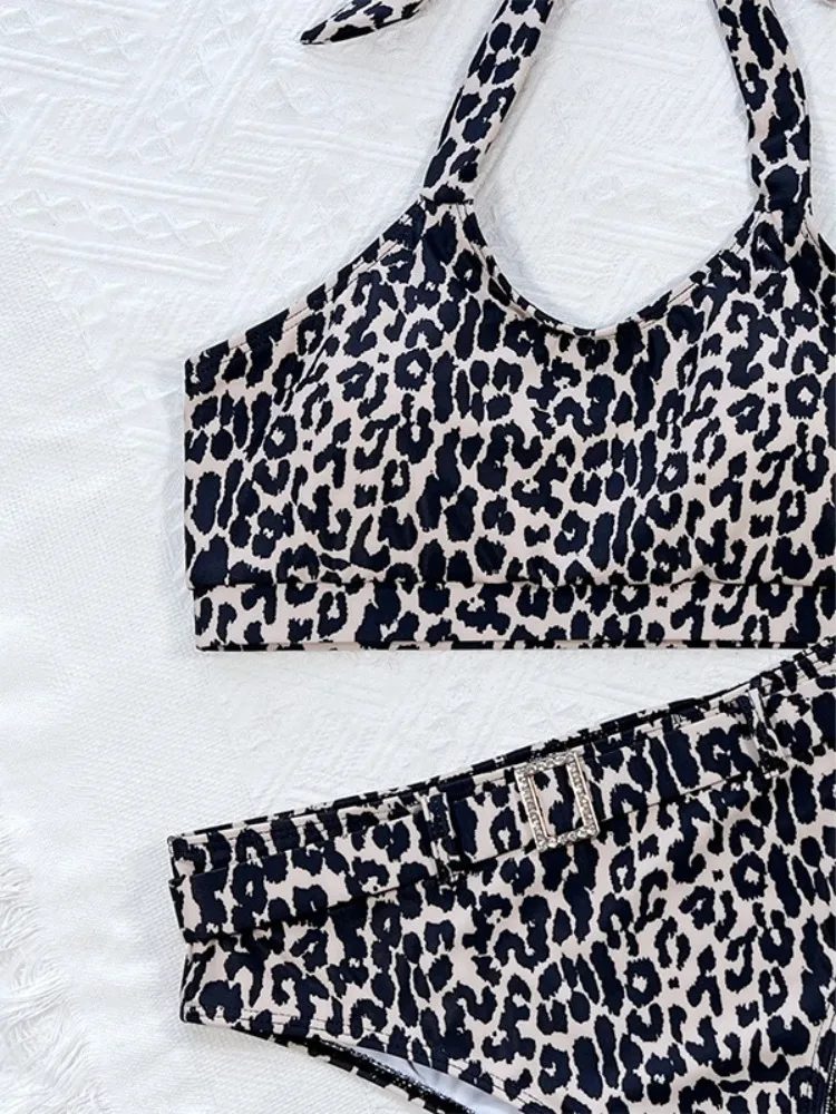 Рисунок 4 - Женский леопардовый купальник с