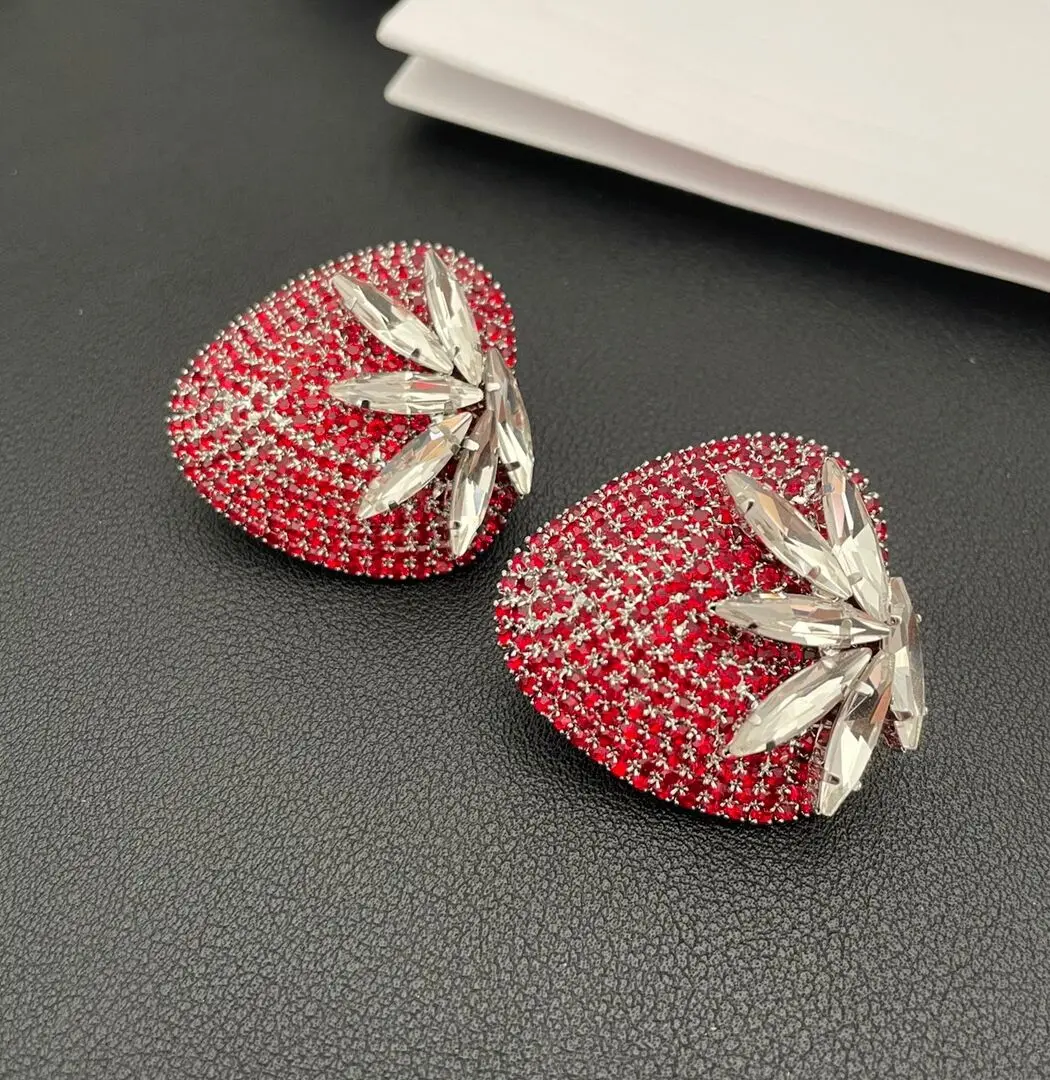 

Personality fashion light luxury temperament ear clip