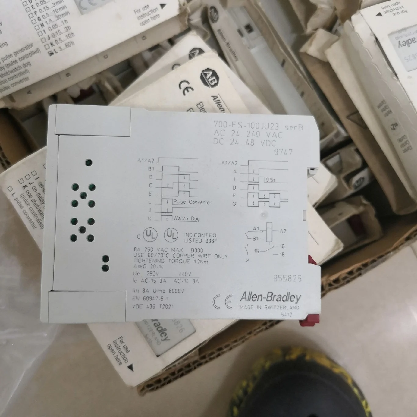 새로운 700-FS-100JU23 24-240VAC 24-48VDC 시간 릴레이 8A 250VAC x 1 개