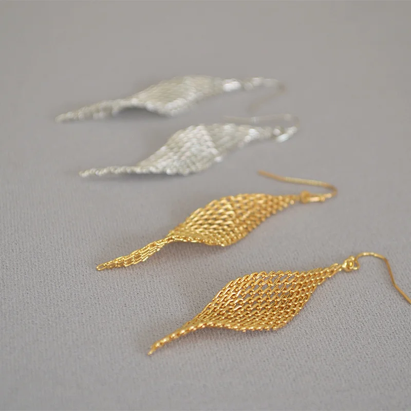 

Korean version of fashion, simple and curved diamond mesh, personalized versatile, fashionable ear hooks earrings,