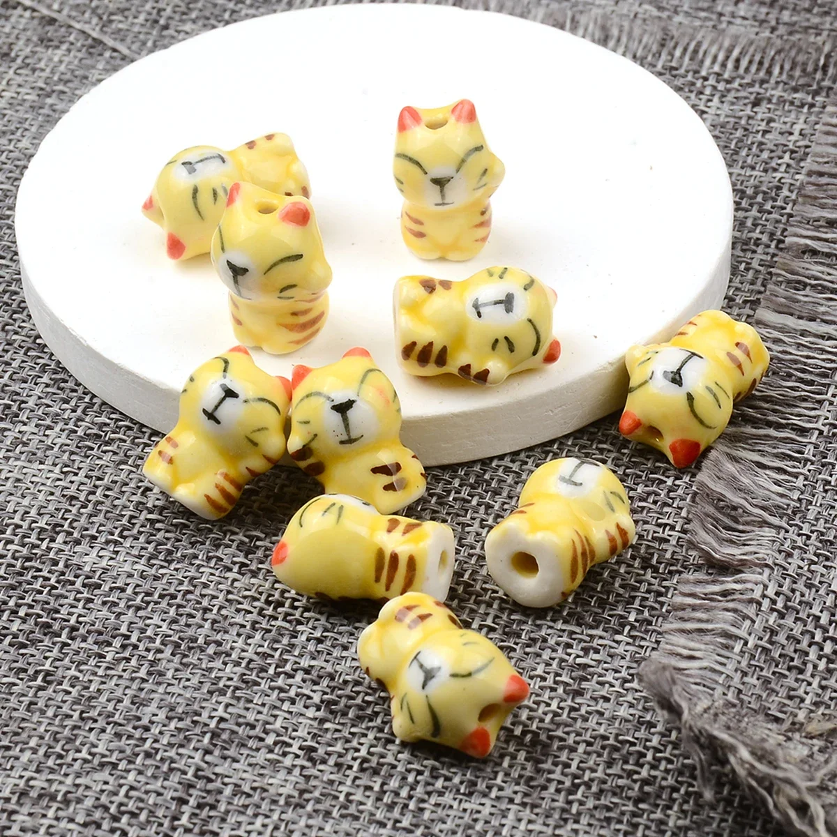 

Желтые керамические бусины в форме счастливого кота для изготовления ювелирных изделий, незакрепленные бусины-разделители ручной росписи, аксессуары «сделай сам»