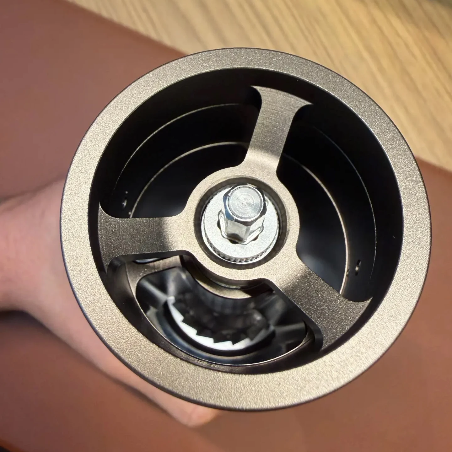 KINGrinder K7 - Macinino da caffè a mano con manico curvo, contenitore magnetico a polvere e clip, meccanismo professionale a 7 bordi in acciaio inox, capacità 30-35 g