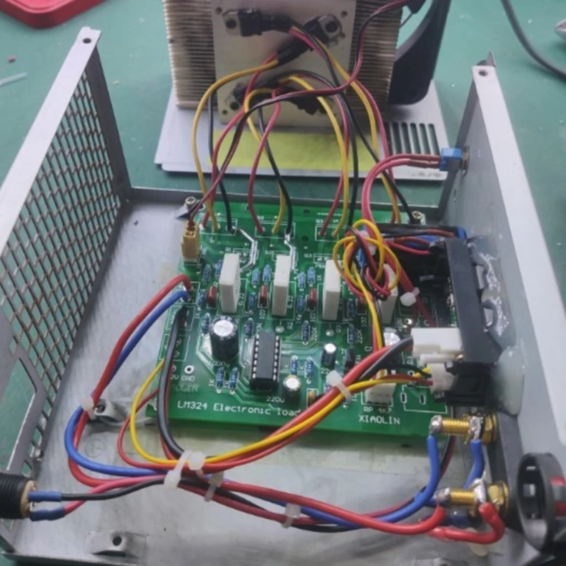 Connexions avant du testeur de batterie 150W avec bornes et interrupteur de mise sous tension