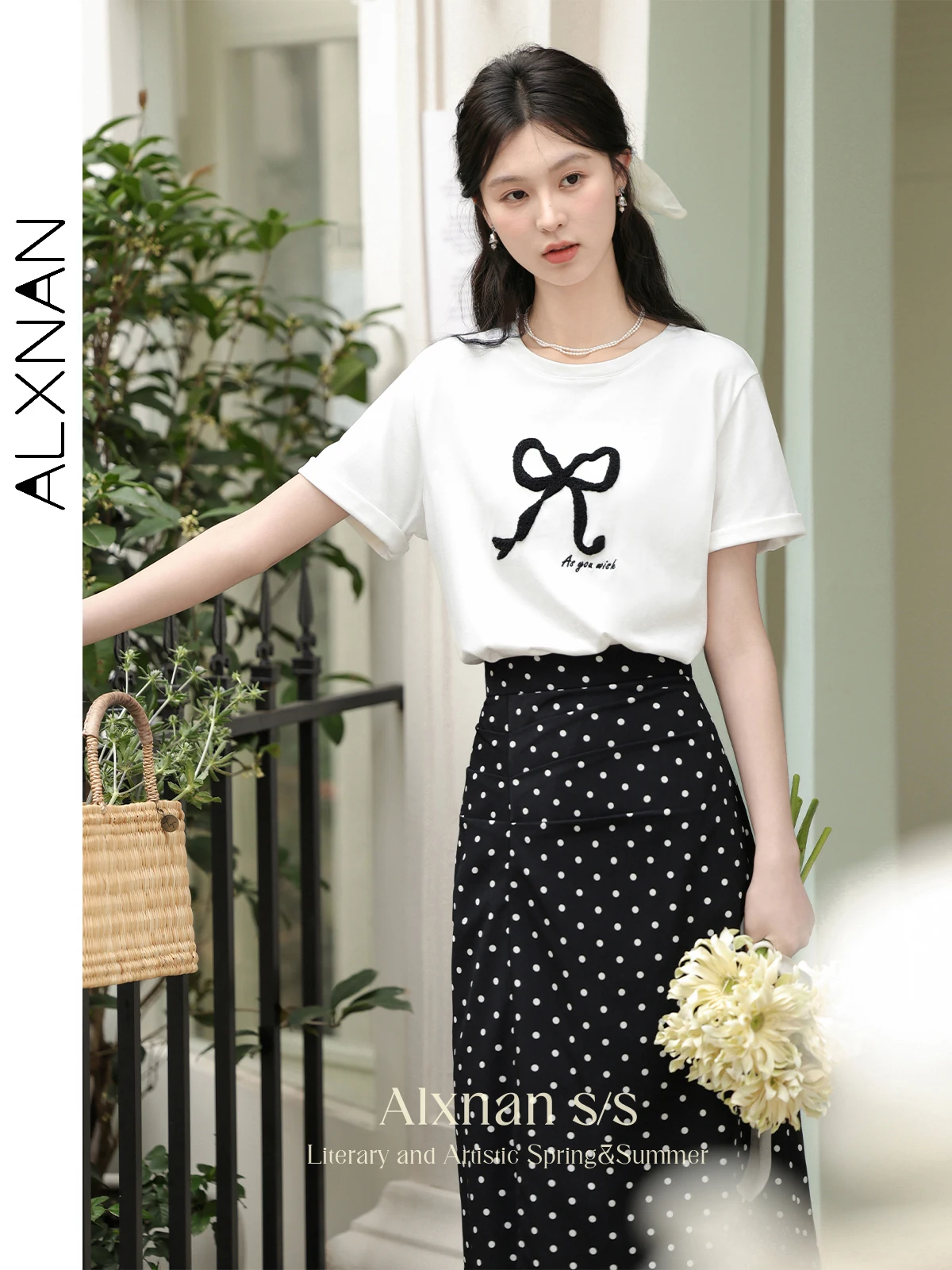 

ALXNAN Casual Simple Graphic Bow White T Shirts Women 2024 Summer Clothes Short Sleeve Top Loose Fit Round Neck Tee Shirt L35378
