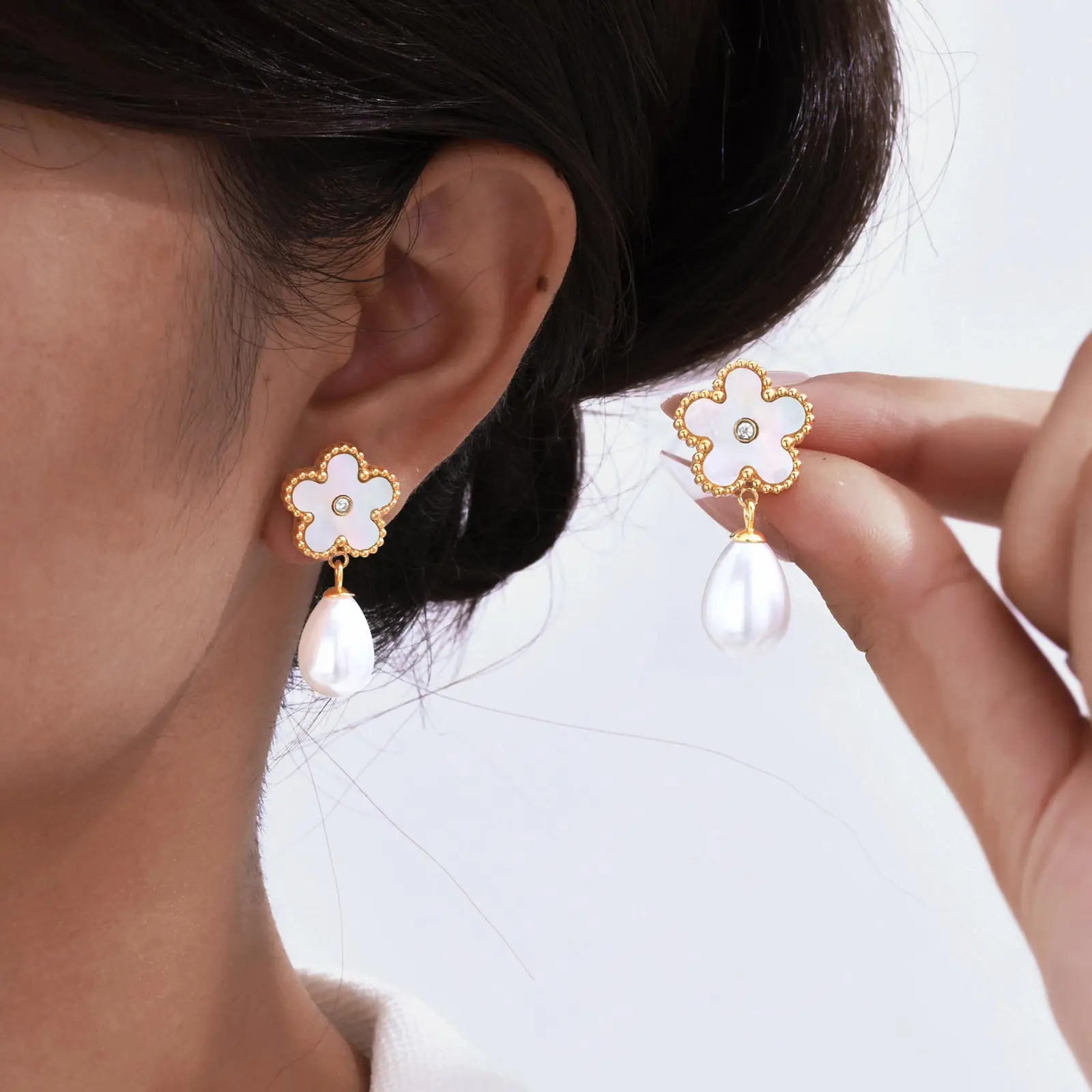 Orecchini In Argento 925 Con Zirconi - Set 4 Design: Cuore, Cerchio, Triangolo, Stella - Chiusura A Vite, Ipoallergenici - 3