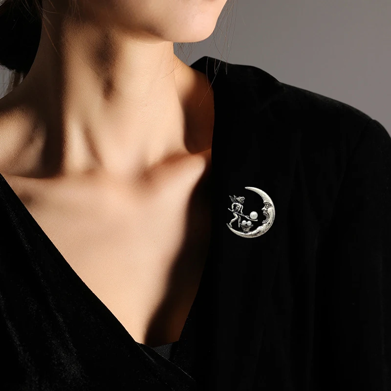 Baroque Angel Fairy Feeding Moon Cresent Brooch Pin For Women Men Vintage Funny Pearl Lapel Pin Dainty Brooches Badge For Hat Bag Accessory Elegant Dress Ladies Coat Clothing Corsage Decoration Gift