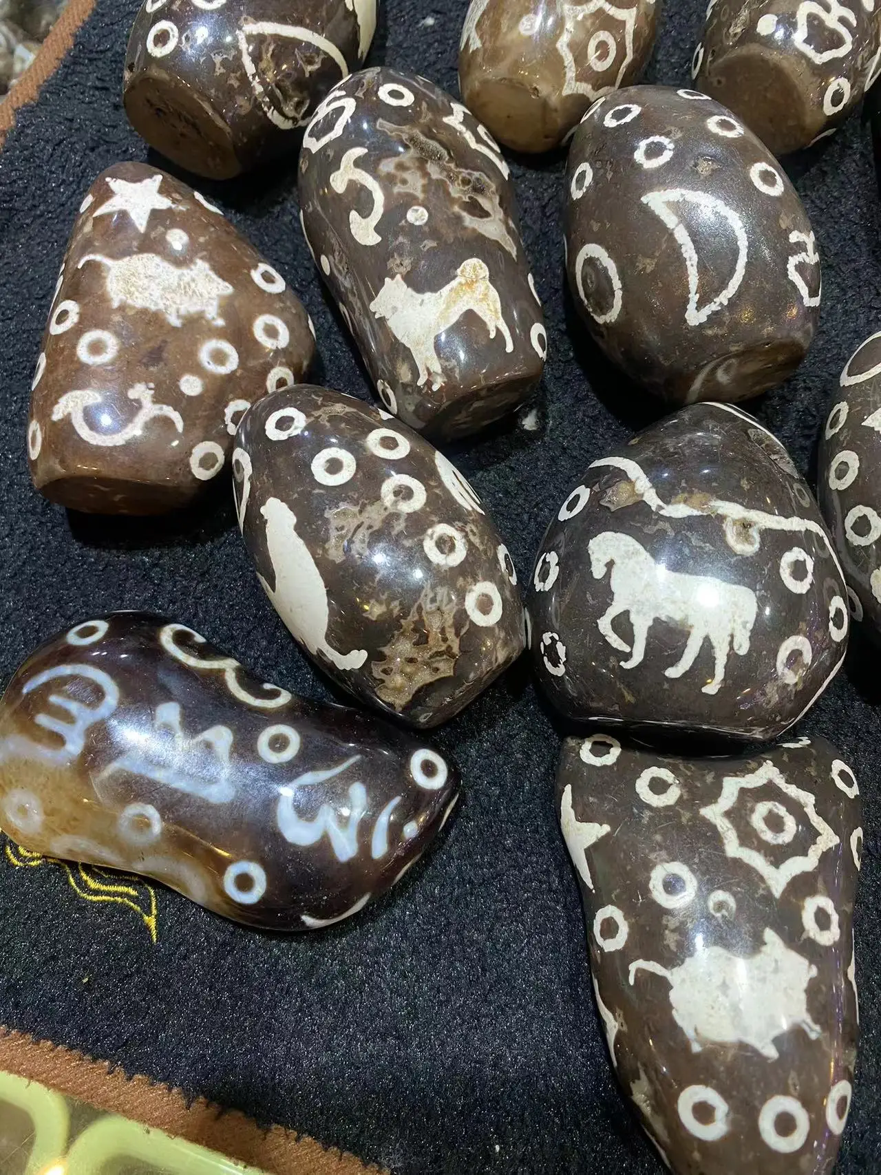 1pcs/lot Natural Old Agate Bead Ornaments Chickens horses and other animal motifs Various shapes Featured vintage ornaments