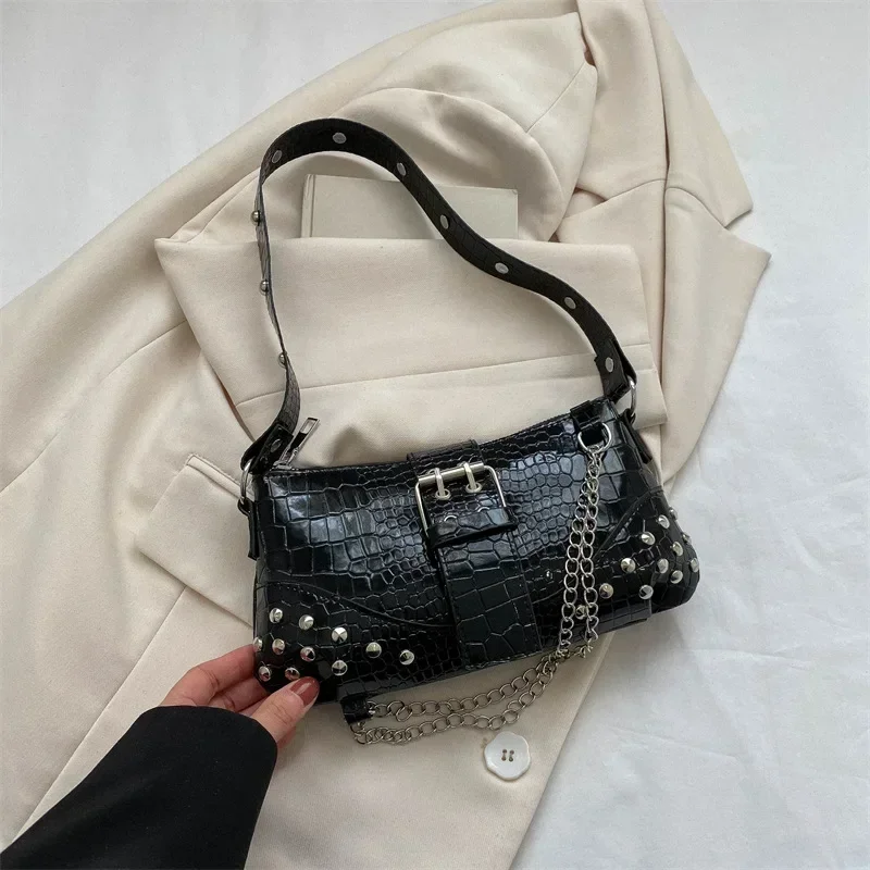 AZURAOKEY Borsa a tracolla in stile punk con rivetti alla moda, borse Y2K con cerniera rimovibile for donne, Marrone scuro, 21x14x6cm