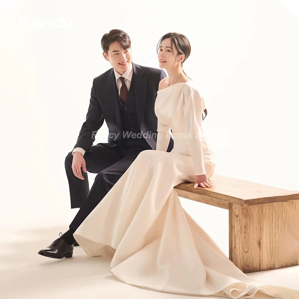 

Необычное корейское свадебное платье на одно плечо, юбка-годе, фотосессия, длинный рукав, короткий шлейф, мягкое атласное вечернее платье