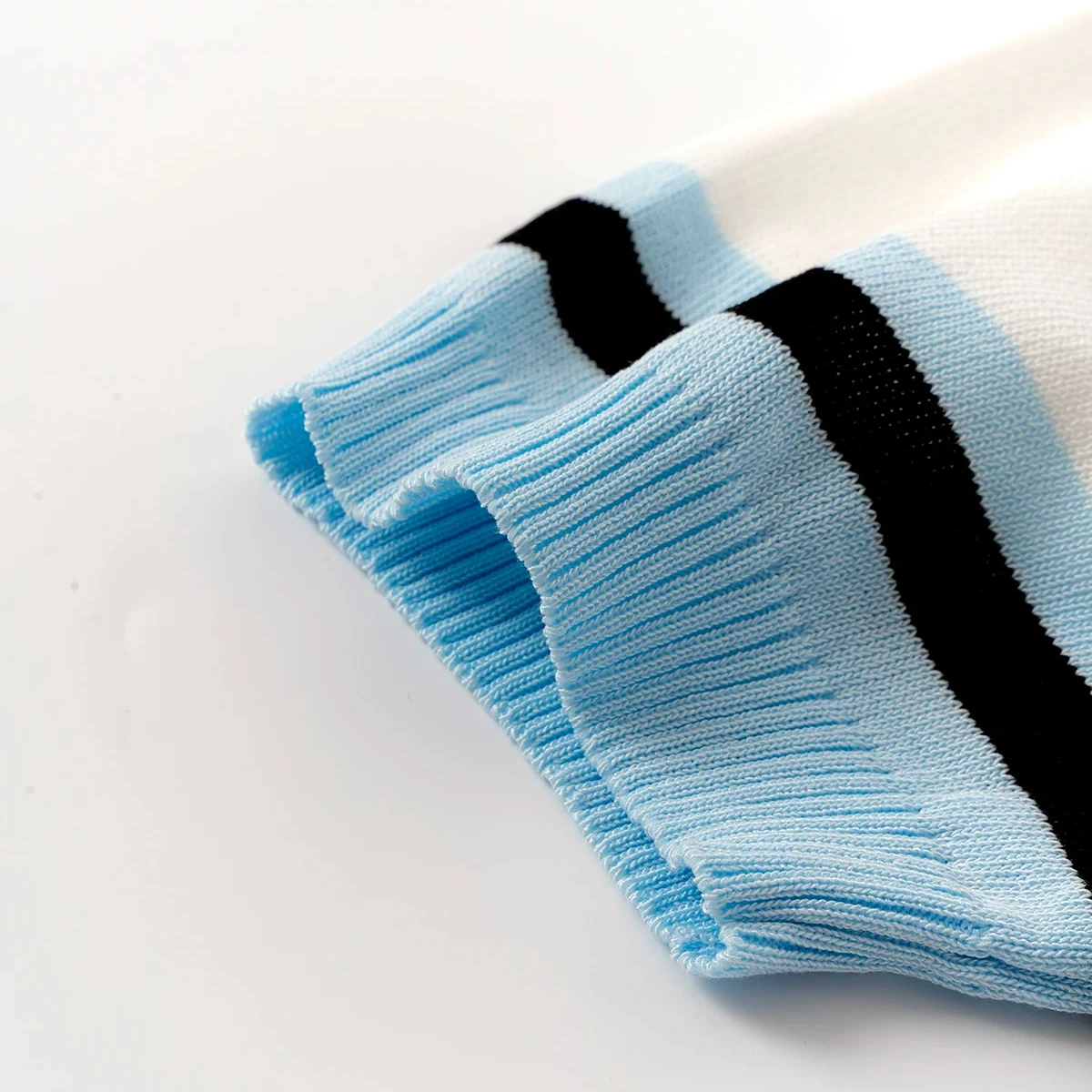 Maglione a Collo Polo a Righe per Donna, Blu e Bianco con Ricamo Cuore Nero, Manica Corta, Elasticizzato e Aderente - immagine 5