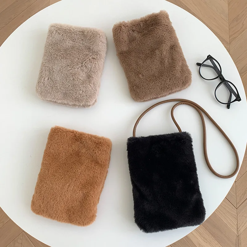 

Женская сумка-косметичка через плечо с плюшевой подкладкой