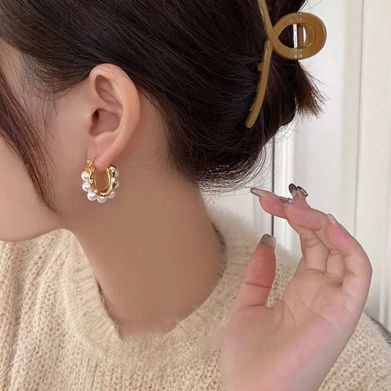 Stilvolle U-förmige Creolen, goldene, elegante Ohrringe mit Imitationsperlen, luxuriöse Accessoires für Hochzeiten und Partys, Geschenke für Damen. – Detail 5