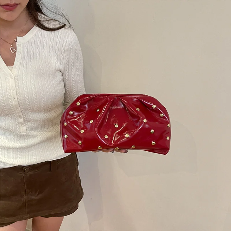 Einfache, vielseitige Abendhandtaschen für Damen, einfarbig, mit Nieten und plissiertem Design, Damen-Clutch, weiche PU-Leder-Geldbörse – Detail 8
