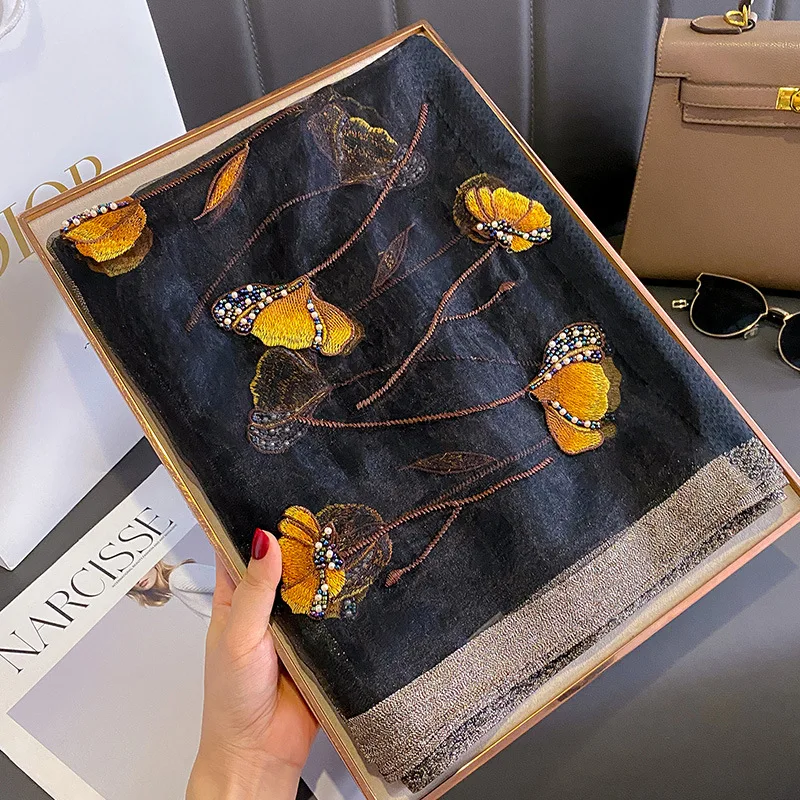 Sciarpa misto lana e seta semi trasparente con tulipani e perline per mezze stagioni (90*180cm) 77 Sciarpa misto lana e seta semi trasparente con tulipani e perline per mezze stagioni (90*180cm) - immagine 37