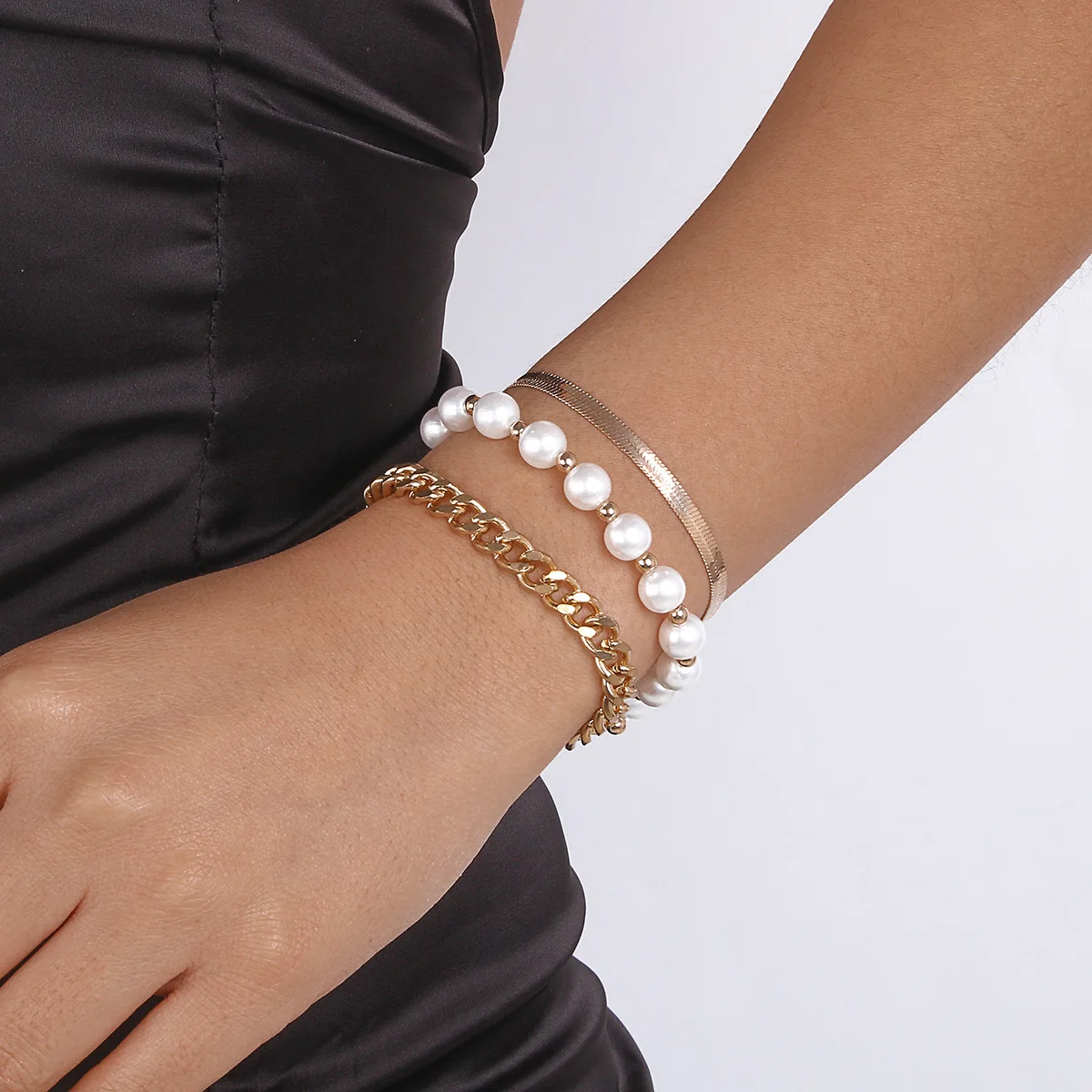 

Elegant Small Fragrance Bracelet Imitation Pearl Chain Beaded Style Fashion Snake Bone Chain Handpiece Jewelry for Women