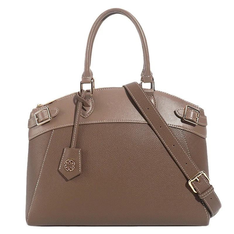 تشكيلة فاخرة من حقائب اليد، حقائب الكتف العملية، و...