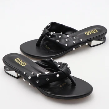 Metal Rivet Round Toe Comfortable Flip Flops Concise Open Toe Designer Flat Shoes Fashion Comfort Non-slip Vacation Beach Shoes